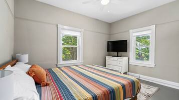 4 bedrooms, iron/ironing board, WiFi, bed sheets