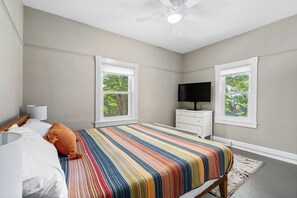 4 bedrooms, iron/ironing board, WiFi, bed sheets