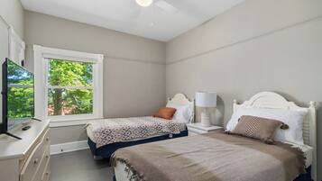 4 bedrooms, iron/ironing board, WiFi, bed sheets