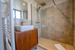 Shower, towels - The Owl House (MAISONS LES CHAOURCE)
