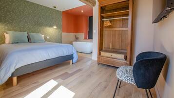 2 bedrooms, travel crib, free WiFi