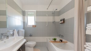 Regadera, secadora de cabello, toallas 