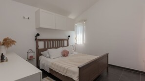 4 bedrooms, iron/ironing board, free WiFi, bed sheets