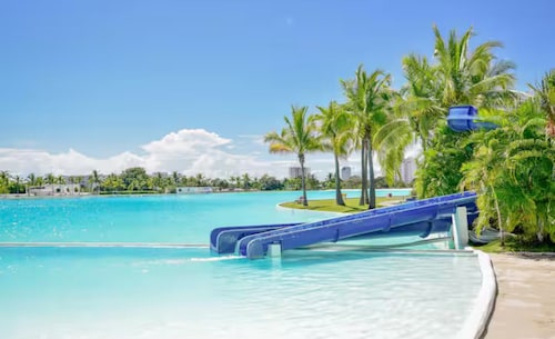 5-bedroom Beachfront Condo with Ocean View & WiFi – Walk to the Sand!