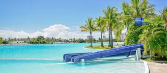 5-bedroom Beachfront Condo with Ocean View & WiFi – Walk to the Sand!