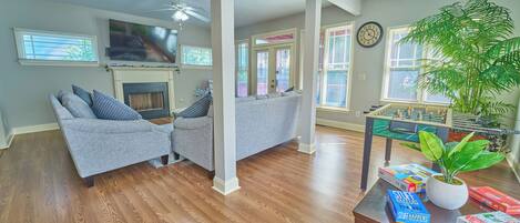 Una televisión, una chimenea