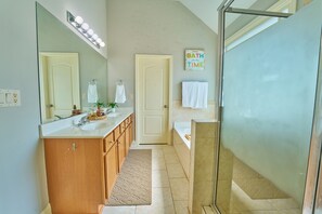 Sèche-cheveux, bidet, serviettes fournies, savon