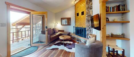 Televisión, chimenea y libros