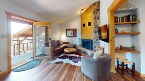 Fernseher, Kamin, Bücher