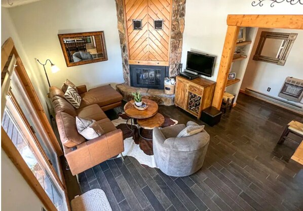 Fernseher, Kamin, Bücher