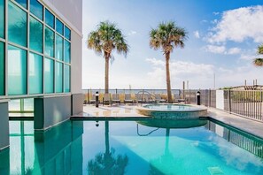 Una piscina techada, una piscina climatizada