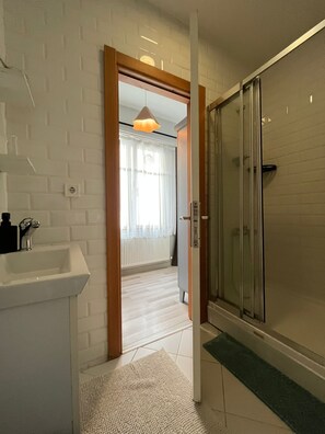 Shower, hair dryer, bidet, towels - C-Charming 1-bedroom apartment with WiFi and AC in vibrant Istanbul (İstanbul)