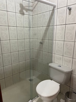 シャワー、タオル、石鹸、トイレットペーパー