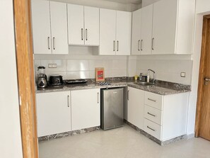 Stovetop, cookware/dishes/utensils, dining tables