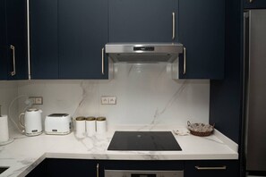 Fridge, oven, stovetop, coffee/tea maker
