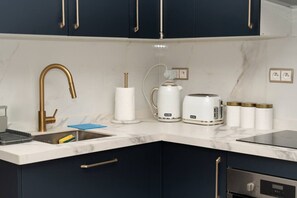 Fridge, oven, stovetop, coffee/tea maker