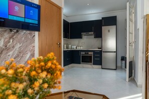 Geladeira, fogão, cooktop, cafeteira/chaleira