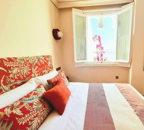 Desk, iron/ironing board, WiFi, bed sheets