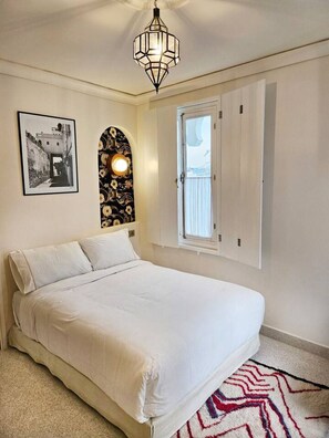 1 makuuhuone, työpöytä, silitysrauta/-lauta, Wi-Fi