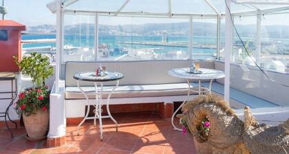 Absinthe Guesthouse: Charming Room With Street View - La Kasbah