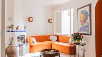 TV, fireplace