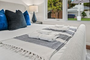 3 bedrooms, desk, iron/ironing board, free WiFi