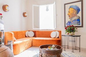 Una televisión, una chimenea, una impresora