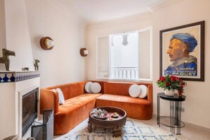 Televisie, een open haard en een printer