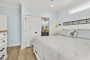 5 bedrooms, desk, free WiFi, bed sheets