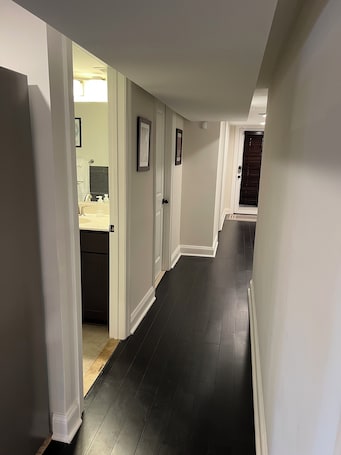 Interior. Charming, modern 1-bedroom apartment in Washington with WiFi, AC