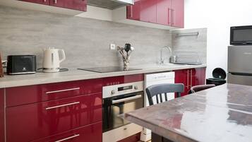 Een koelkast, een microgolfoven, een oven, een vaatwasser