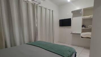 Tabla de planchar con plancha, wifi gratis y ropa de cama