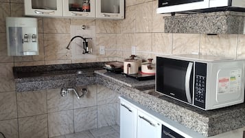 Geladeira, micro-ondas, fogão, liquidificador