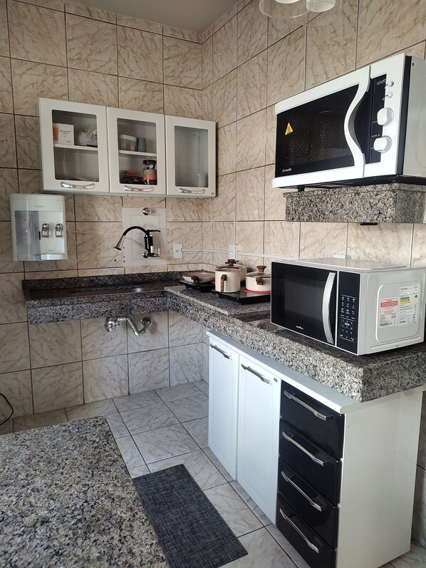 KĂŒhlschrank, Mikrowelle, Ofen, Mixer