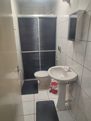 Een douche, een haardroger, handdoeken, zeep