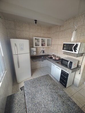 Een koelkast, een magnetron, een oven, een blender