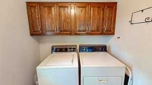 House, 3 Bedrooms, Patio, Lake View | Laundry