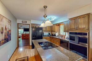 House, 3 Bedrooms, Patio, Lake View | Private kitchen
