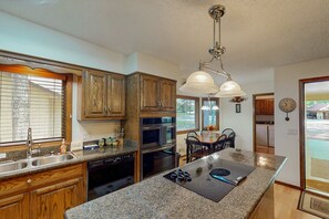 House, 3 Bedrooms, Patio, Lake View | Private kitchen