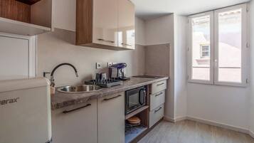 Een koelkast, een kookplaat