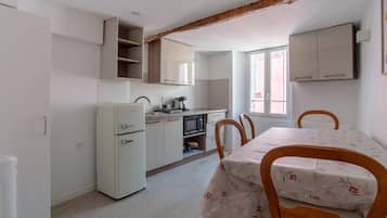 Een koelkast, een kookplaat