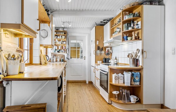 Refrigerador, horno, parrilla de estufa y cafetera y tetera