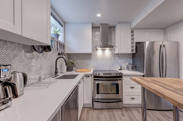 Réfrigérateur, micro-ondes, four, plaque de cuisson