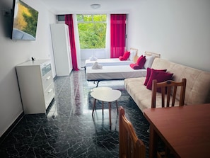 Iron/ironing board, WiFi, bed sheets, wheelchair access