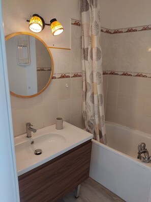 Shower, hair dryer - St Cyprien, a cozy nest! Welcome to our home! (Saint-Cyprien)