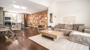 Un espacio habitable moderno con cocina, comedor y zona de estar.