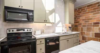 ☀️🌊 NEW: Love Mi Getaway Loft w/ Deck on Washington Ave