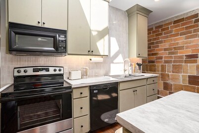 ☀️🌊 NEW: Love Mi Getaway Loft w/ Deck on Washington Ave