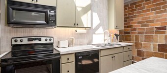 🌊 Love Mi Getaway – Downtown Loft on Washington Ave • Private Deck • Views ➠ 110