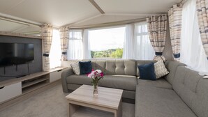 Mobile Home | Living area - Sunsaver Caravan by Belvilla (Looe)